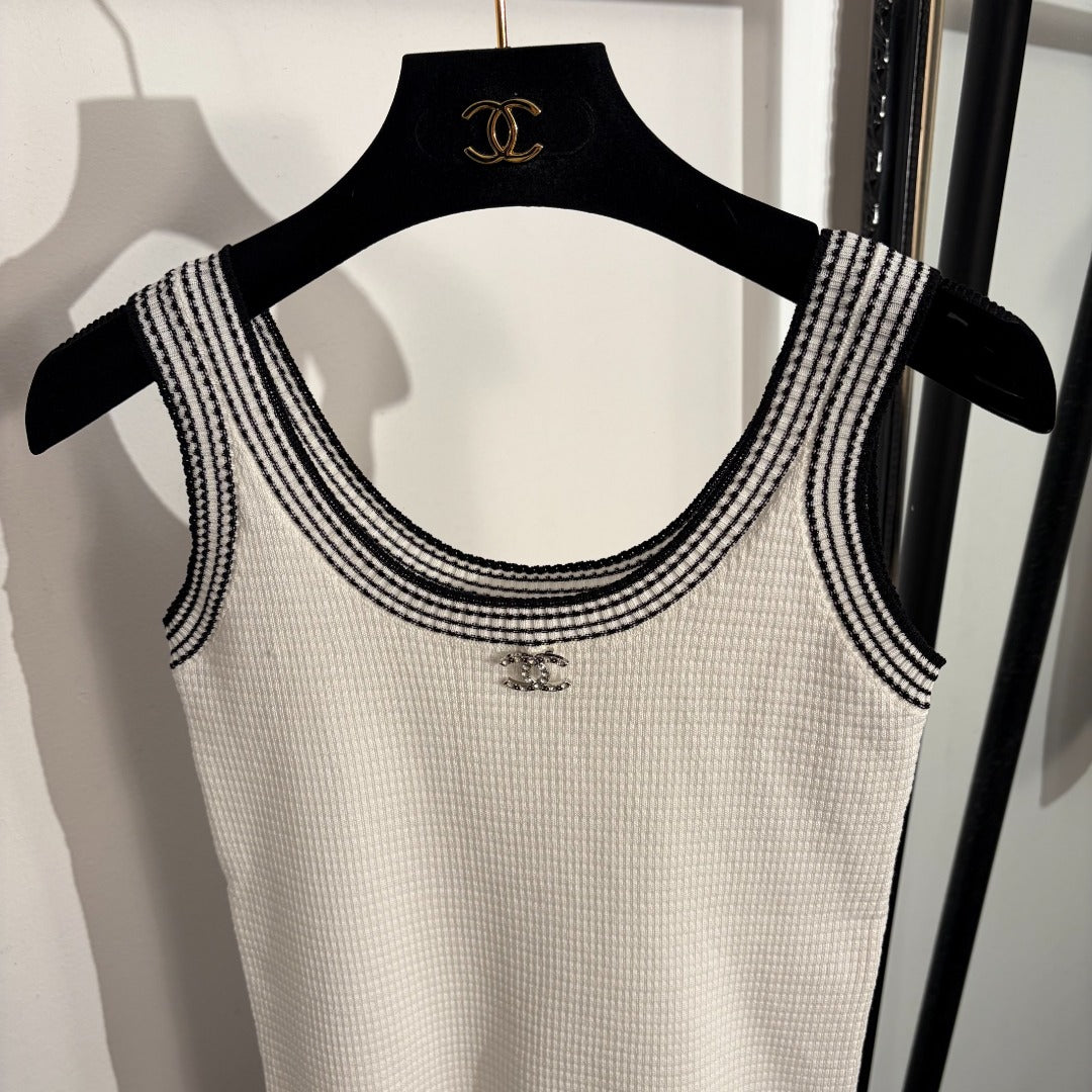 26 Color-block Knitted Vest with Brooch