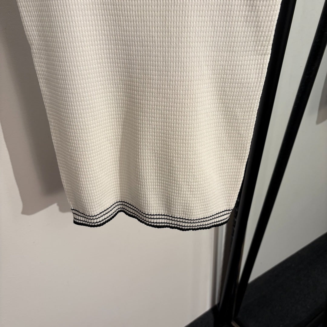 26 Color-block Knitted Vest with Brooch