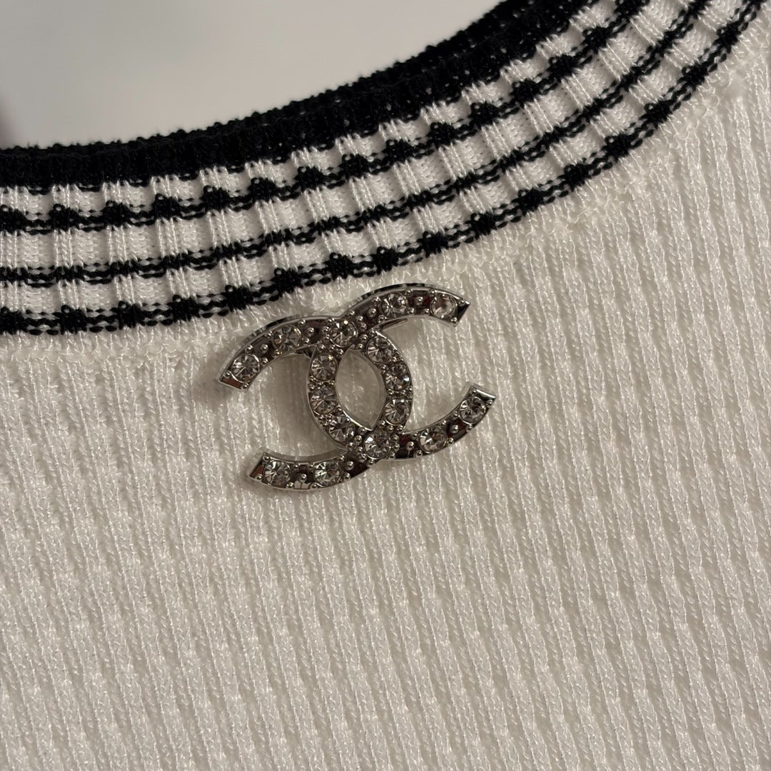 26 Color-block Knitted Vest with Brooch