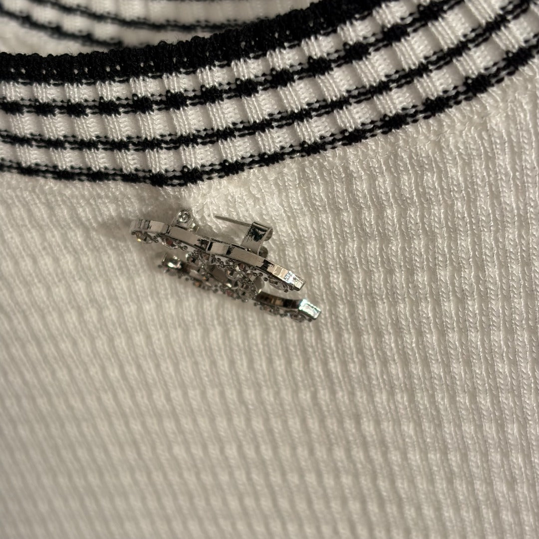 26 Color-block Knitted Vest with Brooch