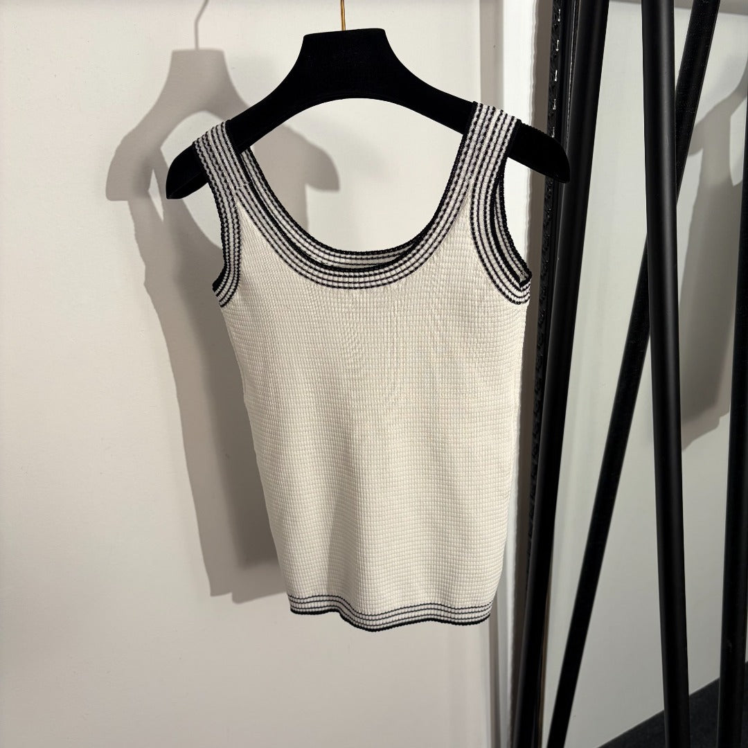 26 Color-block Knitted Vest with Brooch