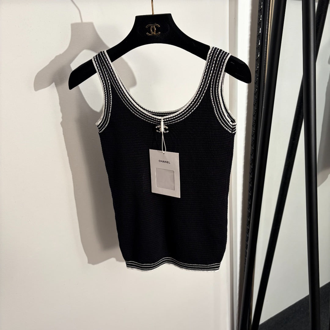 26 Color-block Knitted Vest with Brooch