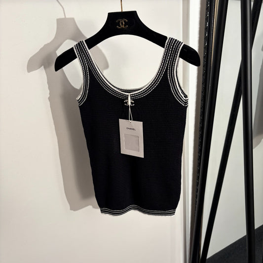 26 Color-block Knitted Vest with Brooch