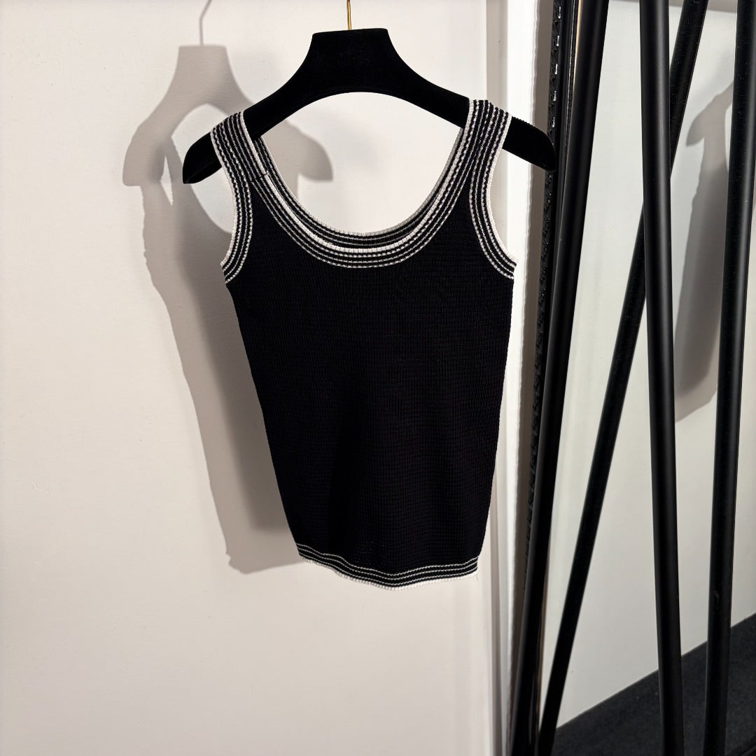 26 Color-block Knitted Vest with Brooch